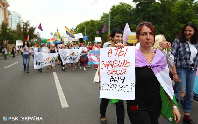 В колонне участников Марша равенства время от времени происходят стычки